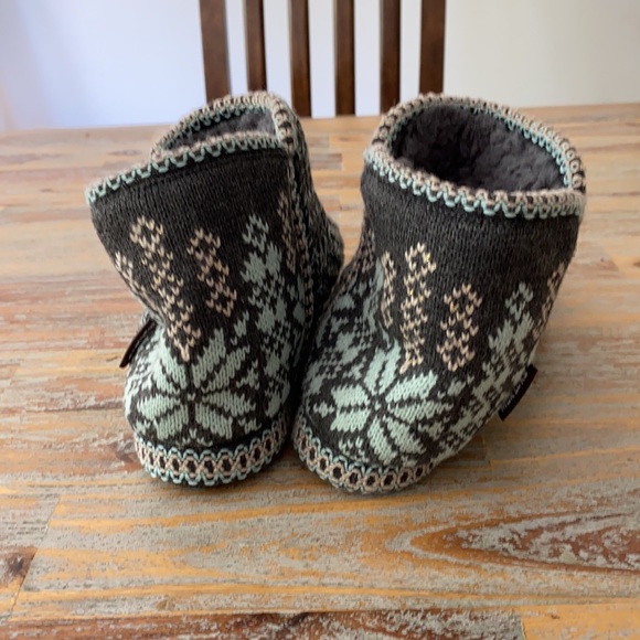 Muks Luks slippers- women’s size 7-8 NWOT - Picture 3 of 5